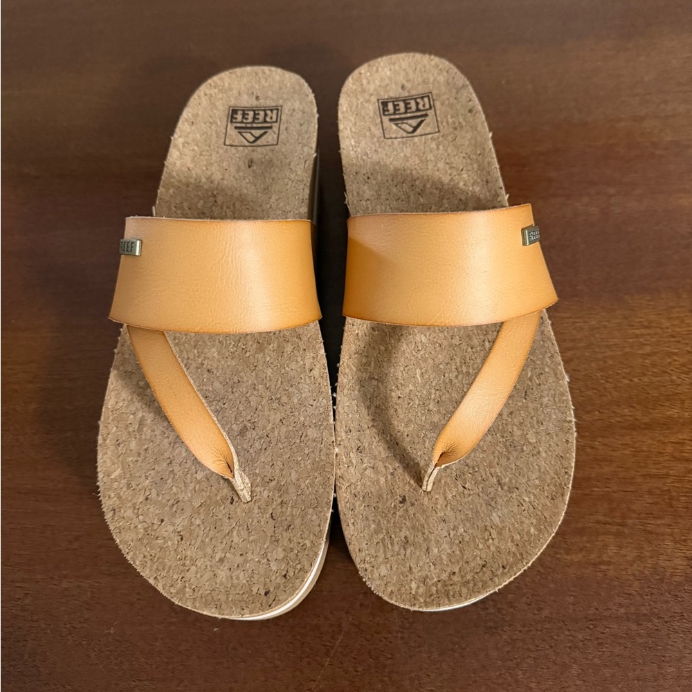 Reef Cushion Sol Hi sandal only worn a couple of times Size 9